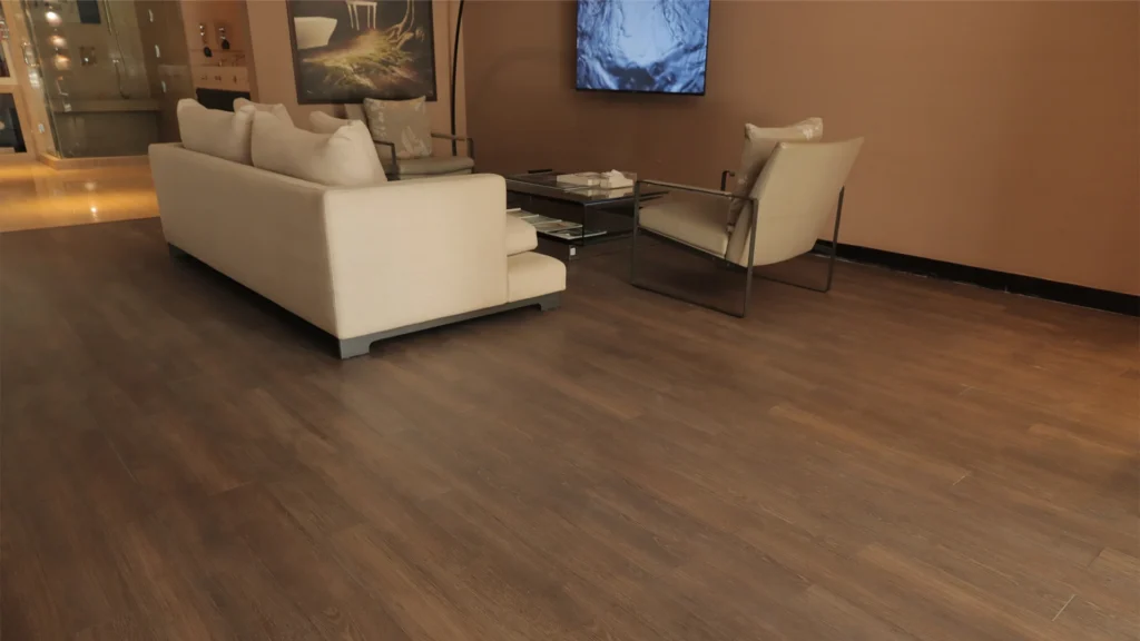 ruang keluarga dengan SPC Flooring warna terang memperluas ruangan