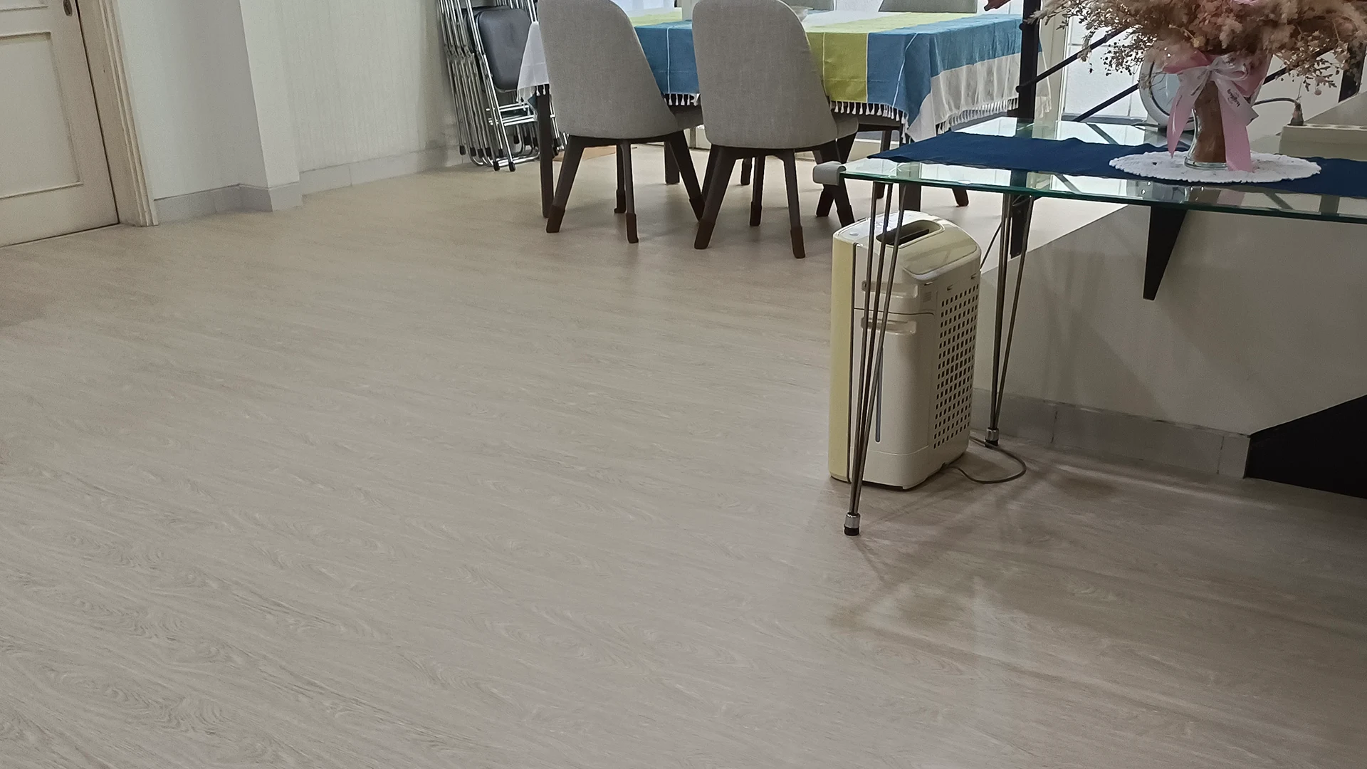 lantai SPC Duralux di ruang tamu tropis