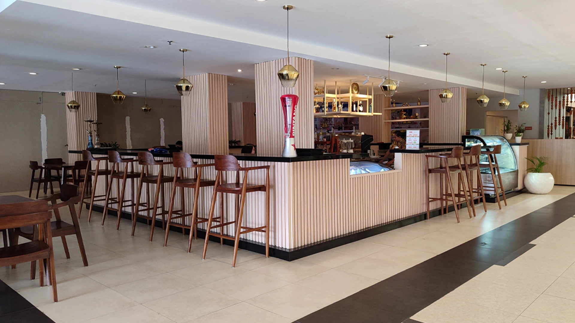 Contoh inspirasi wall panel kayu pada ruang tamu bergaya minimalis