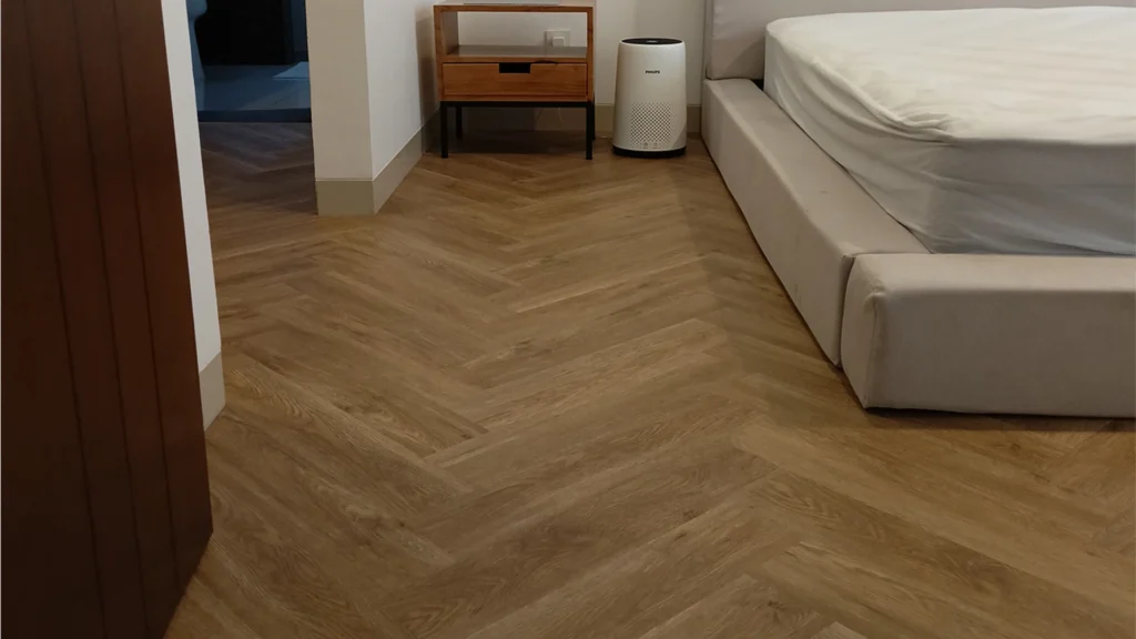 lantai motif kayu warna gelap gaya industrial ruang tidur