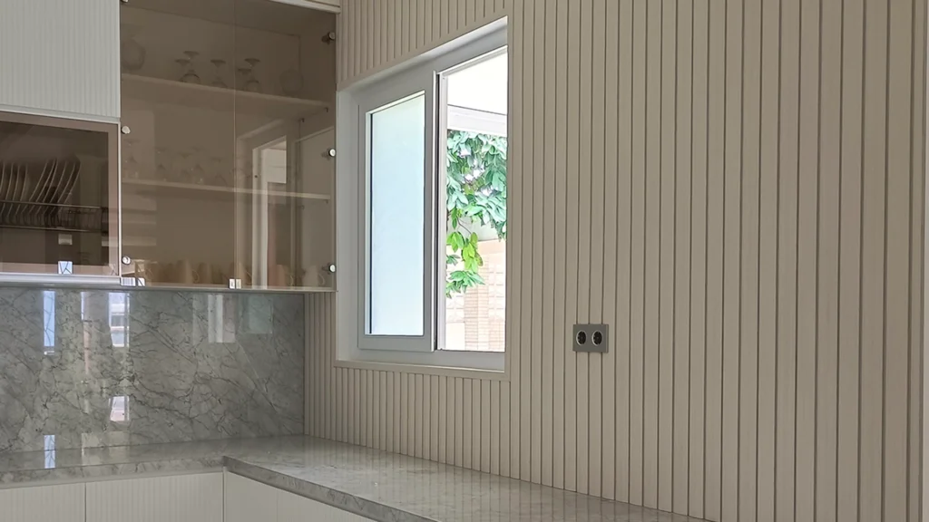 Contoh inspirasi wall panel kayu pada ruang tamu bergaya minimalis