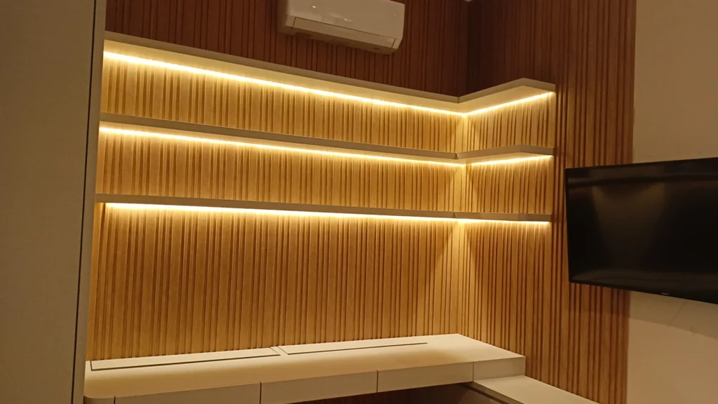 Contoh wall panel kayu pada ruang tamu bergaya minimalis