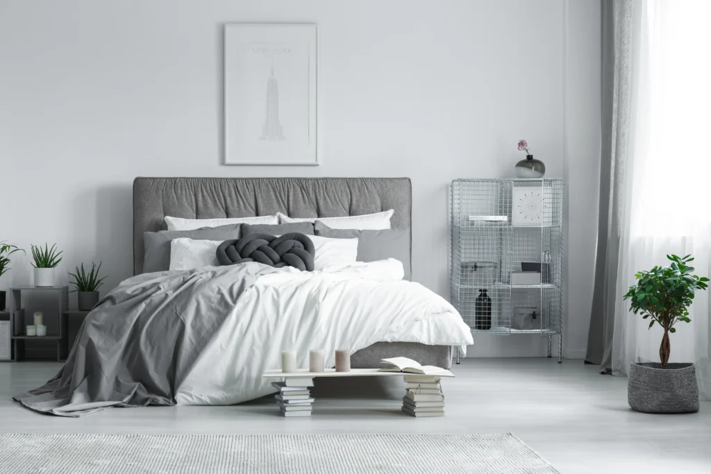 warna kamar tidur yang sejuk abu abu terang